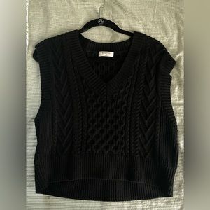 Worn once Aritzia sweater vest size small